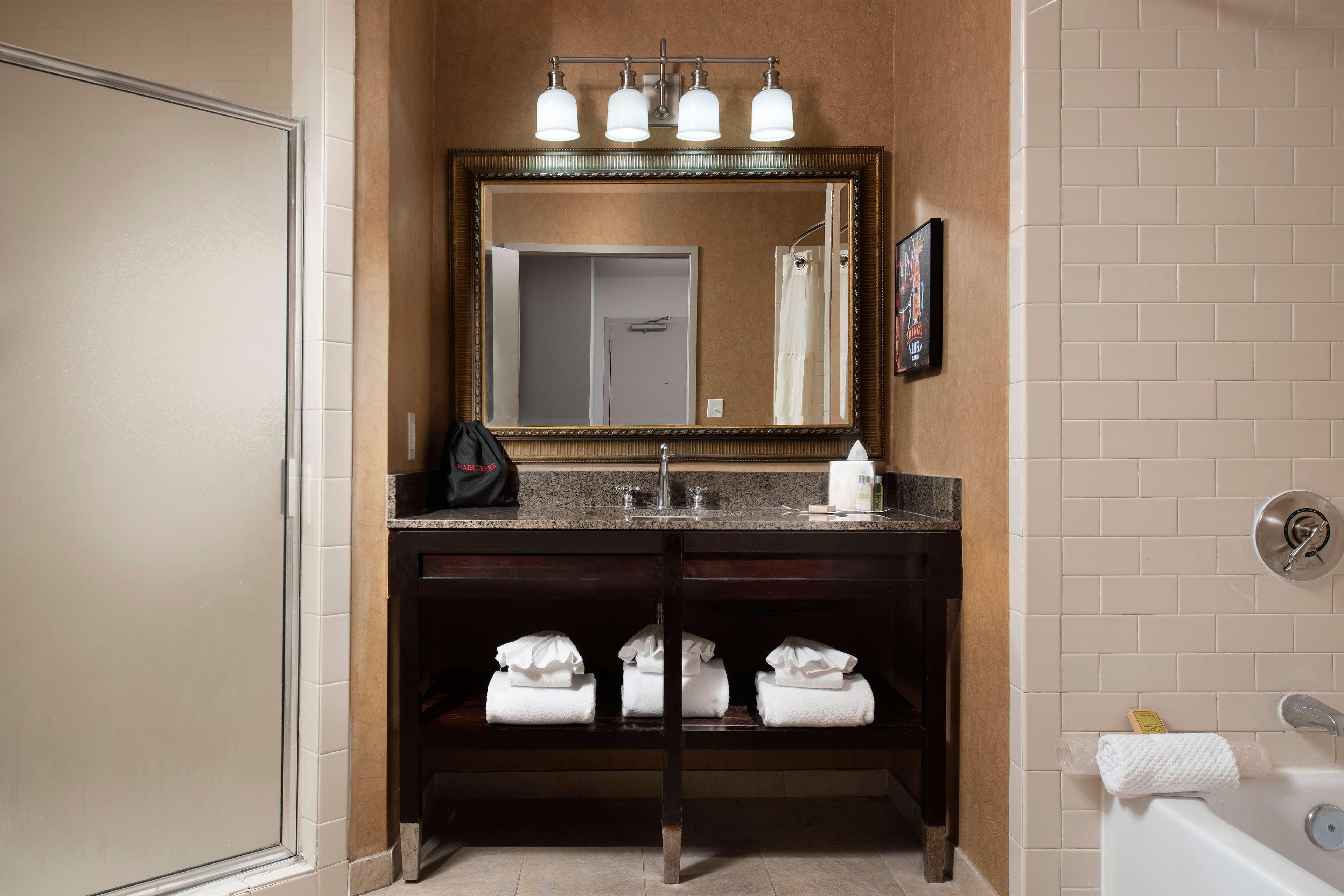 Hotel Doubletree By Hilton Memphis Downtown Extérieur photo